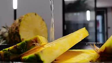 4K实拍酸甜可口菠萝升格镜头视频的预览图
